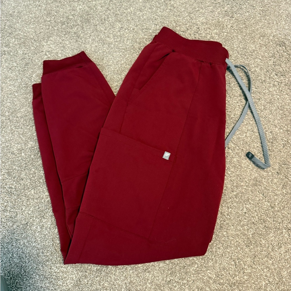 Fabletics maroon jogger scrubs